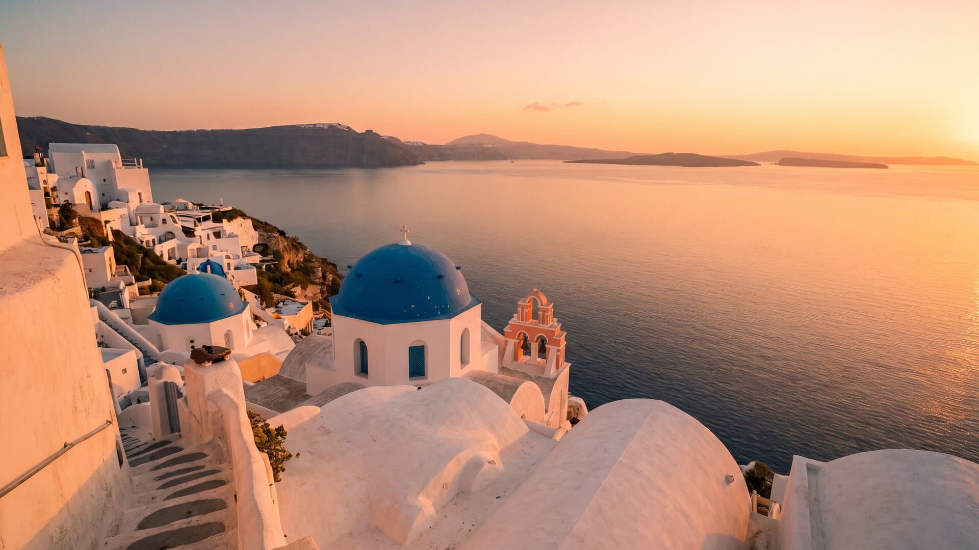 Santorini con cúpulas azules y mar Egeo, tour europeo de lujo
